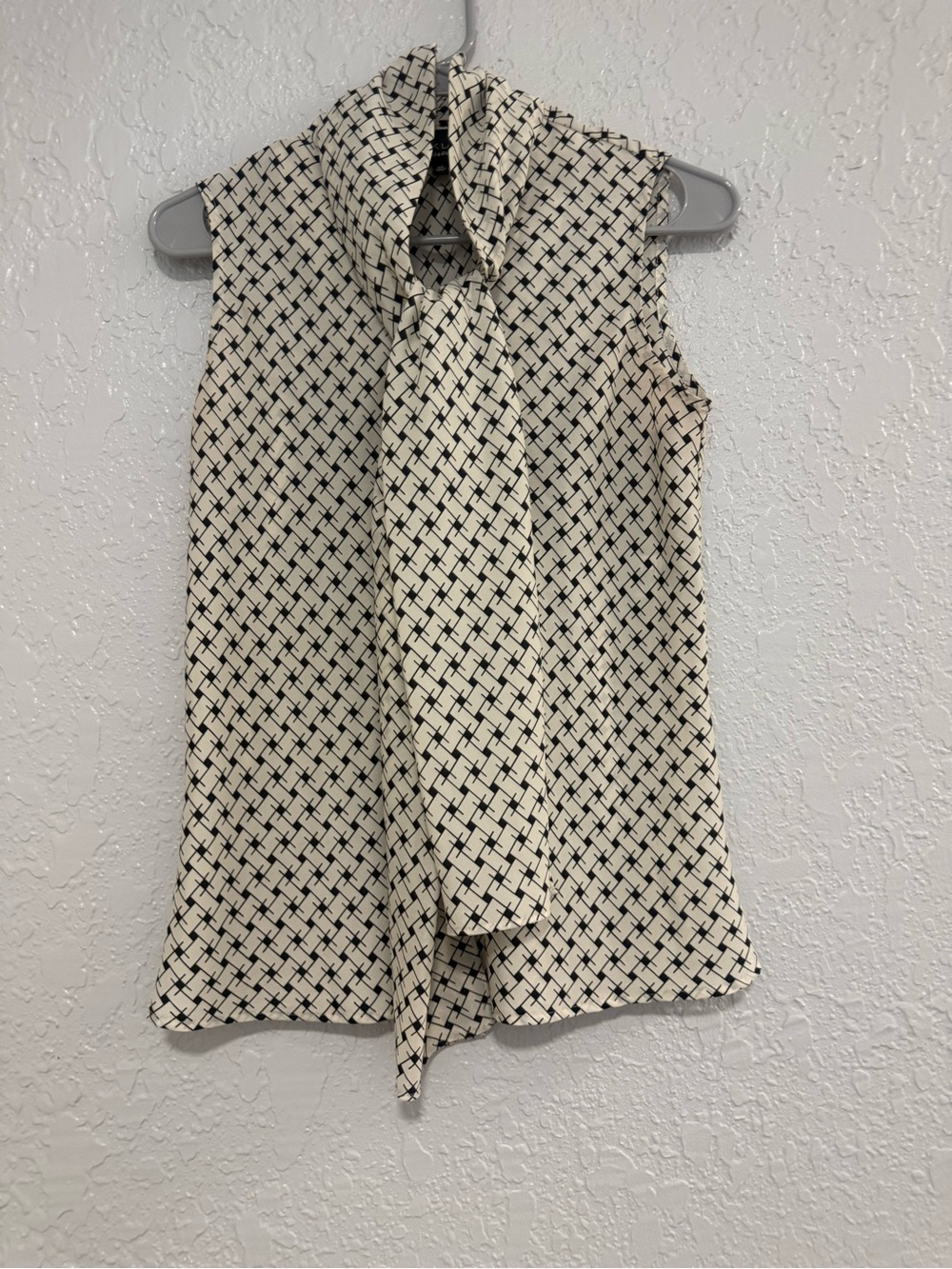 Evan Picone Black & Cream Sleeveless Tie-Neck Camisole